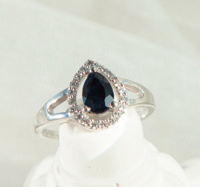 Серебряное кольцо с синим корундом натуральным арт. 27056