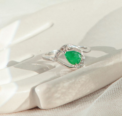 Серебряное кольцо с зеленым бериллом натуральным  арт.  27081